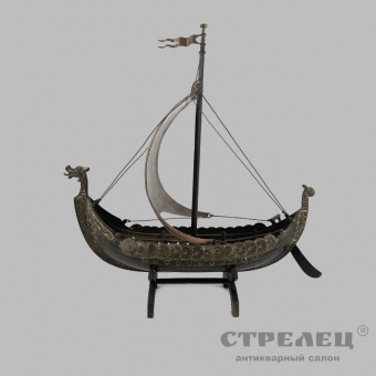 фото — модель корабля викингов «драккар» с символикой ss на парусе, 1941/45 гг.